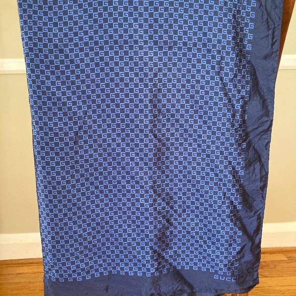 Vintage Gucci silk scarf 34x33 navy blue w lighter blue G - Picture 2 of 3